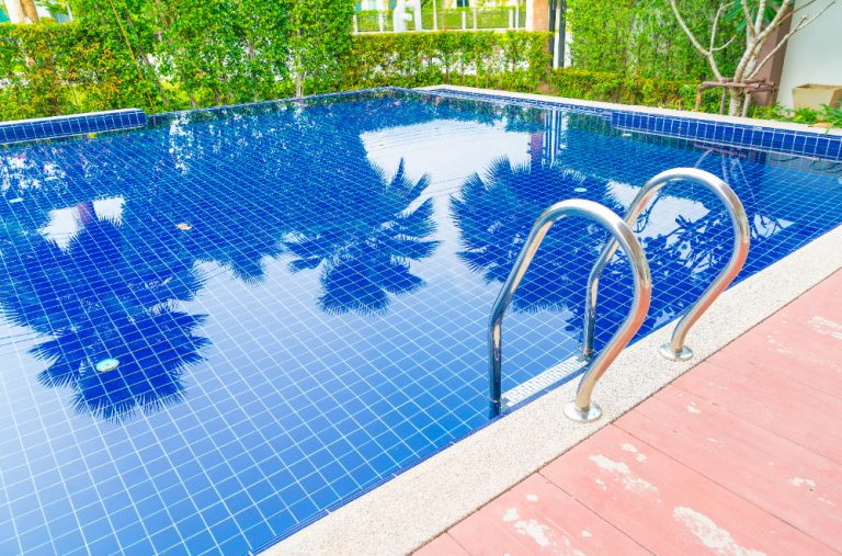 membuat kolam renang