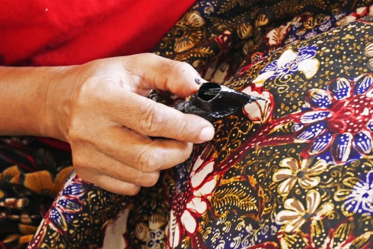 Membuat batik