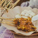 Membuat sate ayam