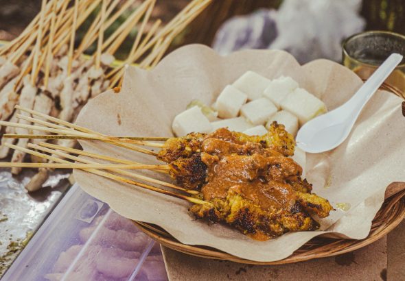 Membuat sate ayam