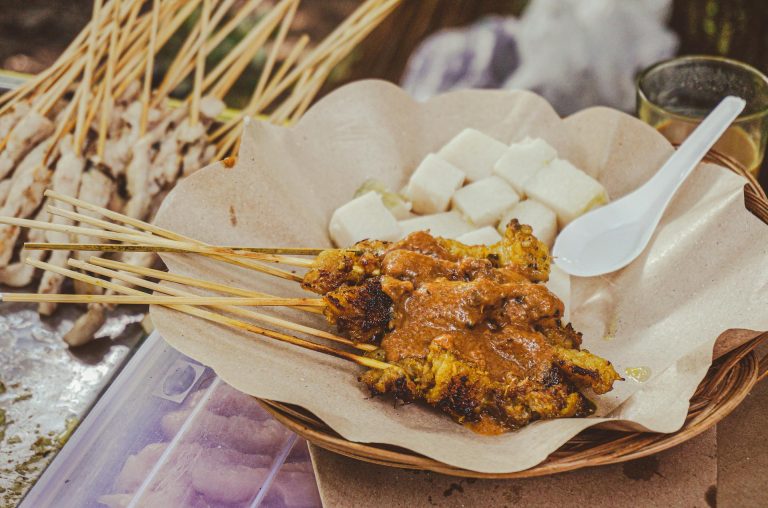 Membuat sate ayam