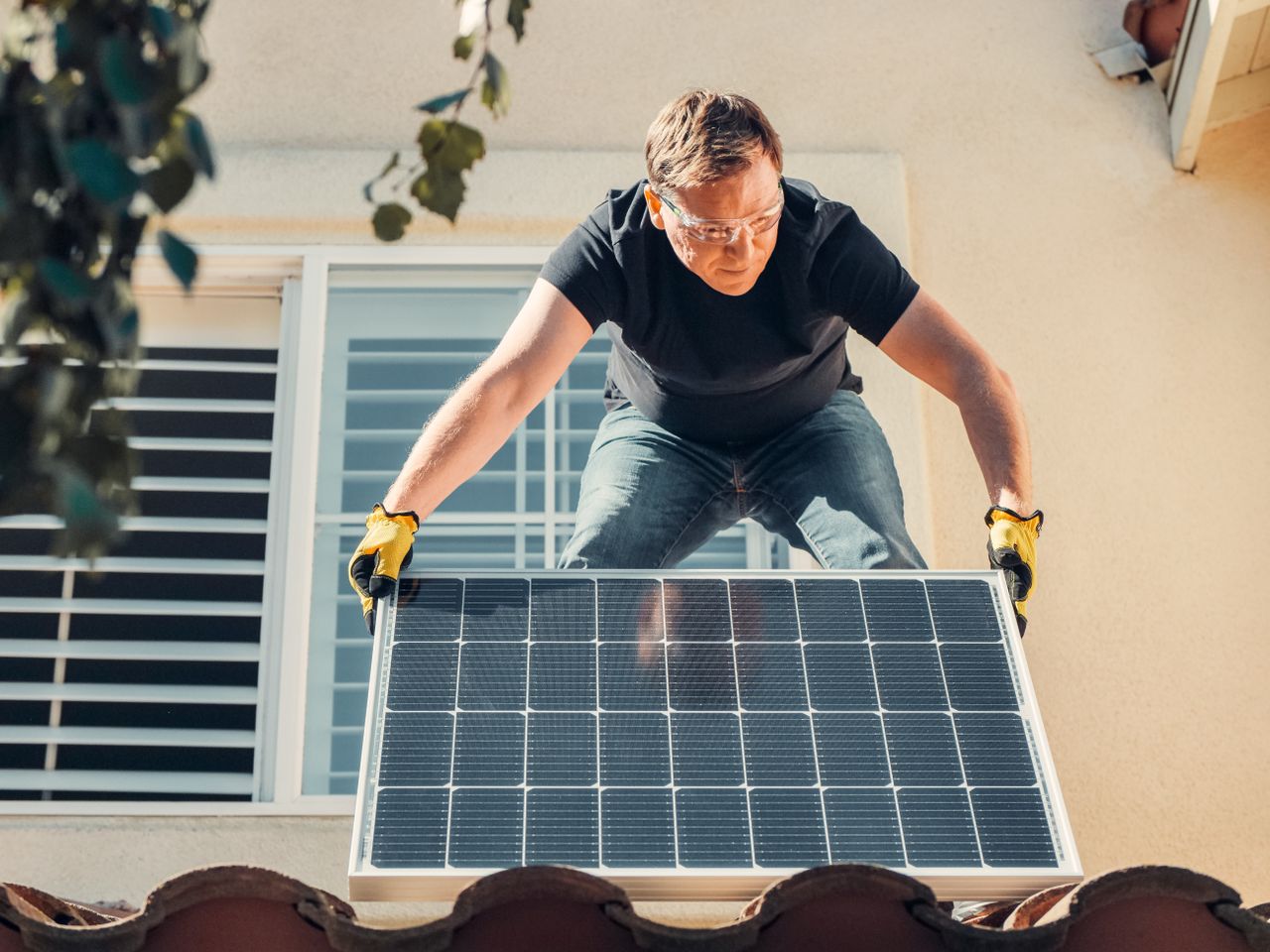 Memasang solar panel